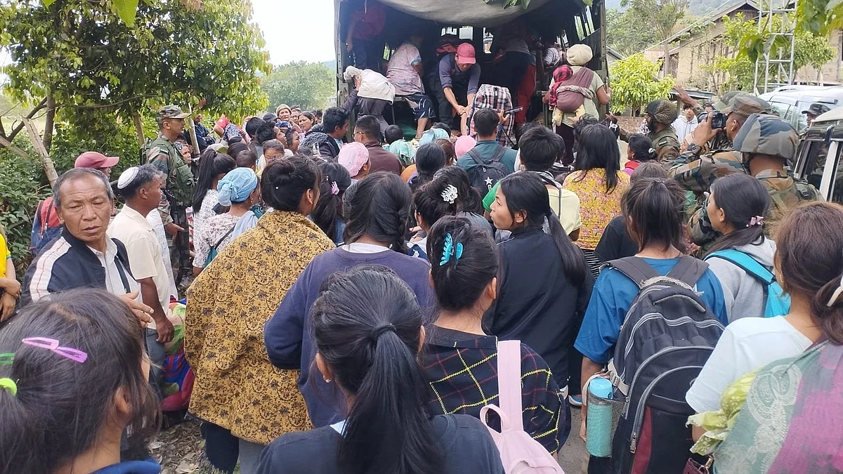 People rescued from violence hit areas (Photo: Twitter/@saralbharatnews)