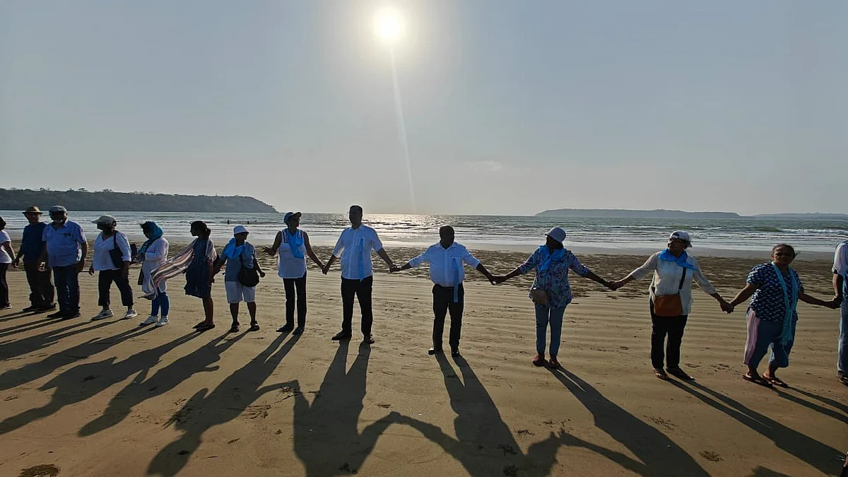 Human chain at Miramar Beach to pledge support to Save Mhadei (Photo Courtesy: @Yurialemao9/Twitter)