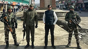 Gujarat conman Kiran Patel poses as top-ranking bureaucrat in Srinagar, Jammu and Kashmir, with security commandos (Photo Courtesy: @AskAnshul/Twitter)
