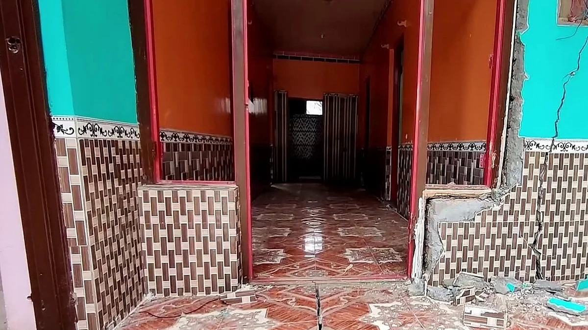 Cracks in a house in Doda (photo courtesy @StormShadowOs/Twitter)