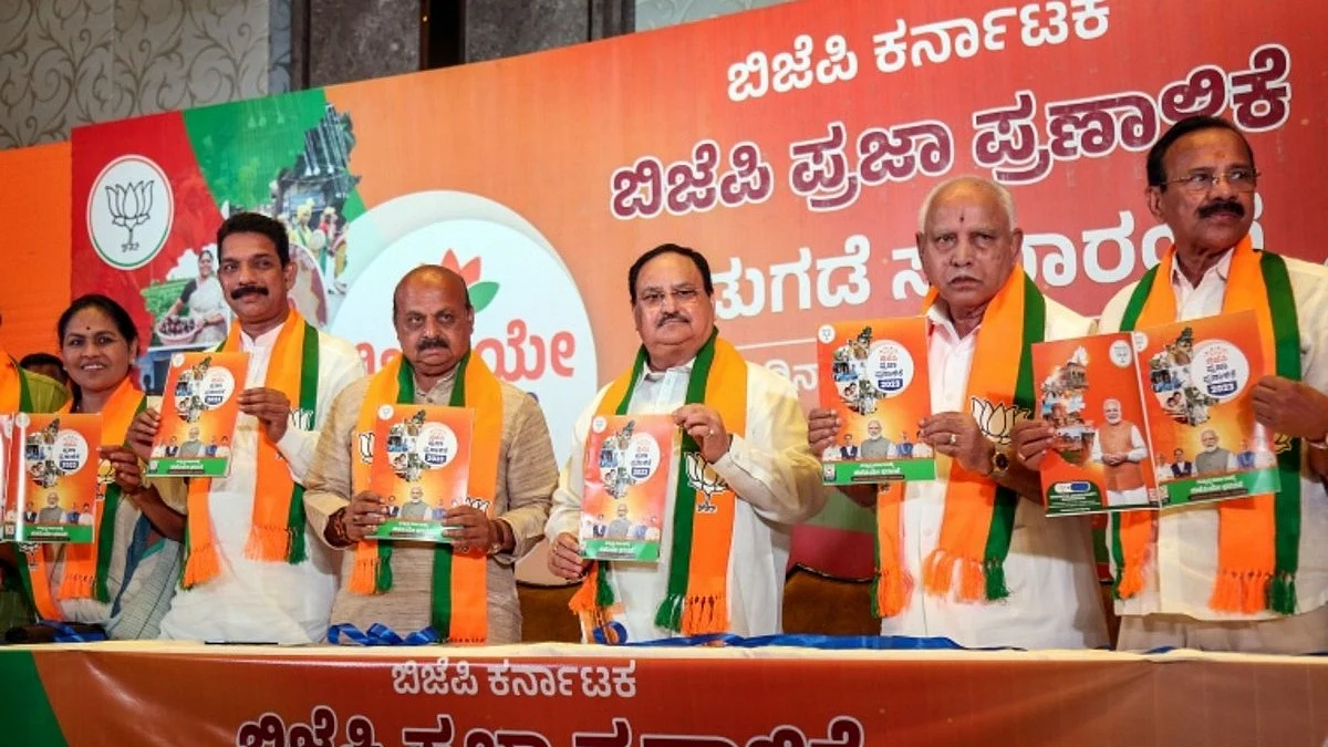 Karnataka BJP leaders unveiling the election manifesto (Photo Courtesy: Twitter/ @IndianExpress
)