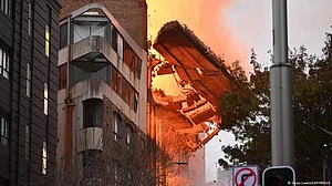 Australia: Sydney building engulfed by major fire