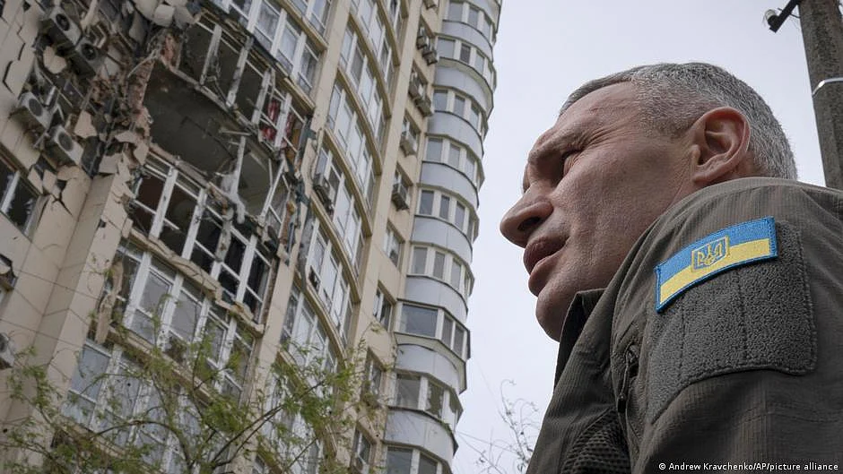 Residents of the Ukrainian capital Kyiv were instructed to take shelter on Monday morning, including in this subway station. (photo: DW)