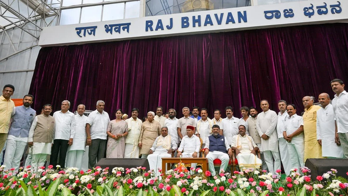 24 MLAs sworn-in to the Karnataka cabinet (photo courtesy @dineshgrao/Twitter)