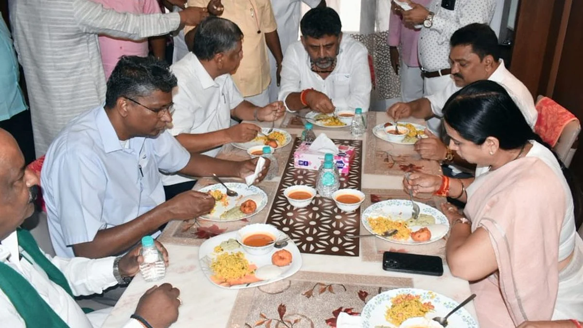 D.K Shivakumar with Jagadish Shettar and other Congress leaders (photo courtesy @Amitsen_TNIE/Twitter)