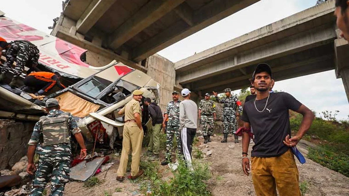 Bus carrying Vaishno Devi pilgrims falls into gorge in Jammu (photo courtesy @shiningindnews/Twitter)