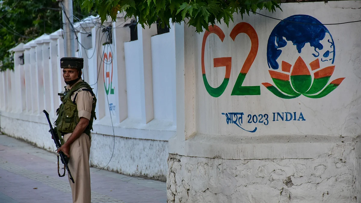 A paramilitary trooper stands alert in front of the wall painted with the G20 logo during the ongoing G20 tourism meet in Srinagar (photo: Getty Images)
