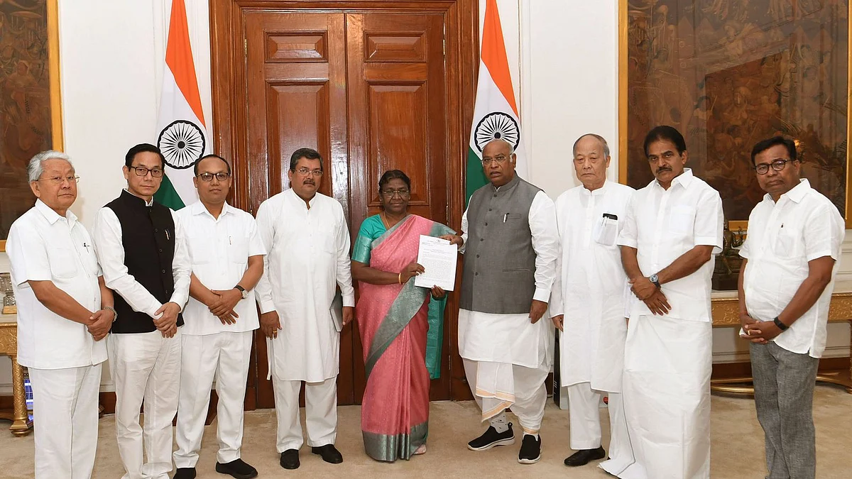 Top Congress leaders on Tuesday met President Droupadi Murmu and submitted a memorandum on the situation in violence-hit Manipur. (Photo Courtesy: @kharge/Twitter)