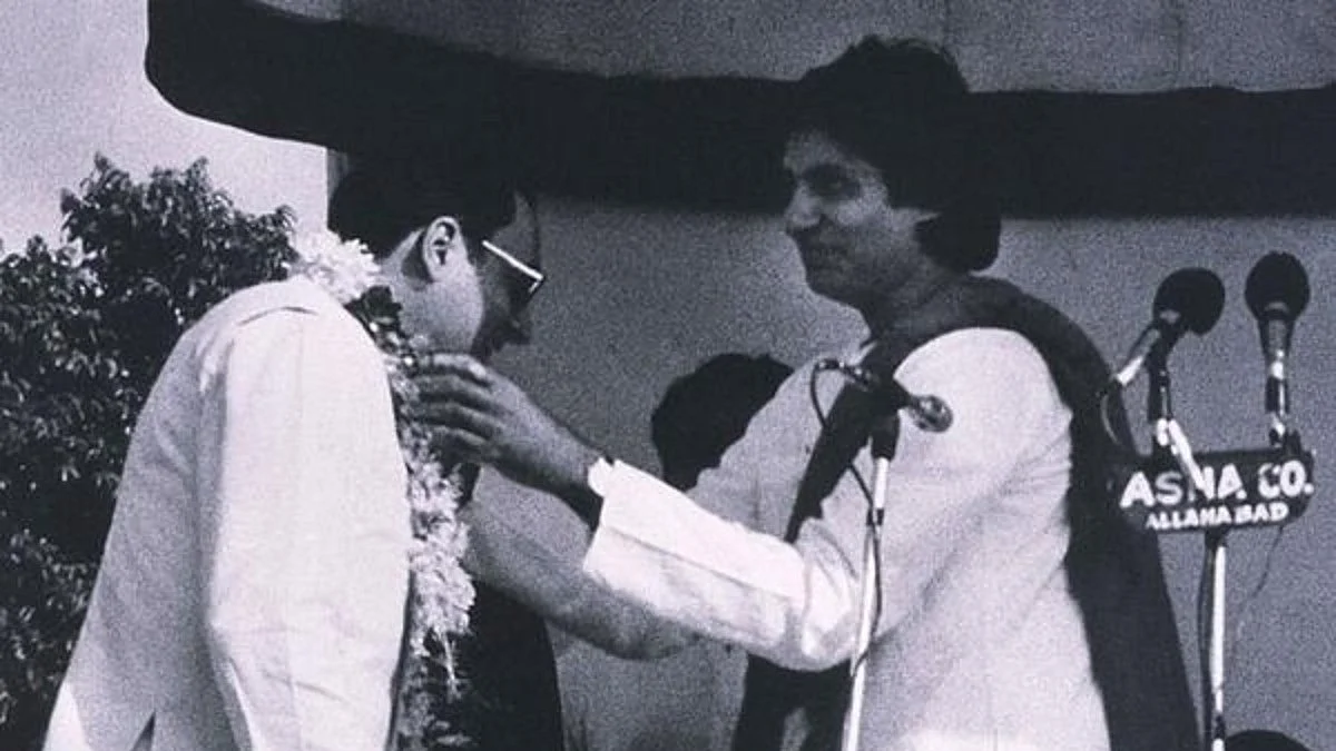 Amitabh Bachchan welcomes Rajiv Gandhi with a garland (Photo Courtesy: @IndiaHistorypic/Twitter)
