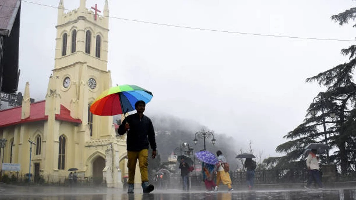 Tourists and locals out in the rain in Shimla (Getty Images)