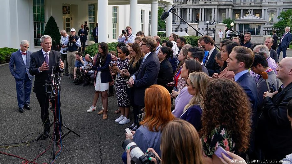 Kevin McCarthy addresses the press. (Photo: DW)
