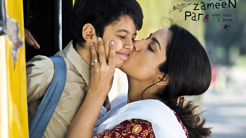 A still from 'Taare Zameen Par' of Ishaan Awasthi (Darsheel Safary) and his mom Maya Awasthi (Tisca Chopra). (Photo: IMDb)