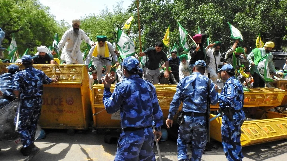 Bhartiya Kisan Union (Sidhupur) removing barricades at Jantar Mantar (NH Photo by Vipin)