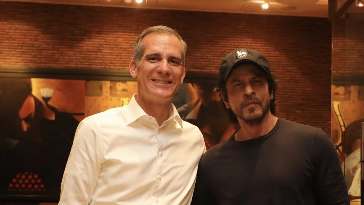 Eric Garcetti with Shah Rukh Khan (Photo Courtesy: @USAmbIndia/Twitter)