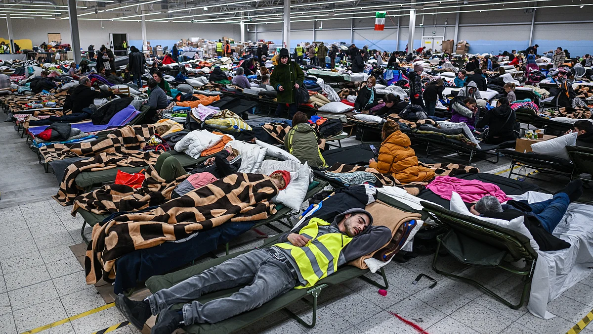 People who fled the war in Ukraine rest inside a temporary refugee shelter (Photo: Getty Images)