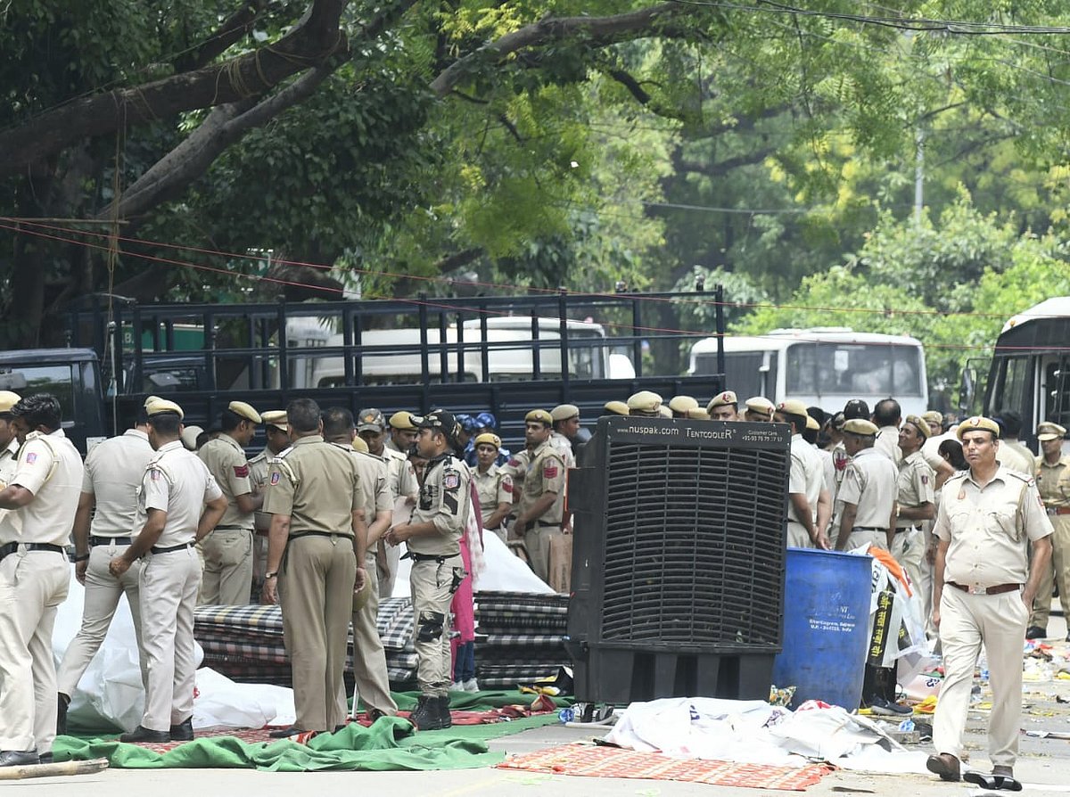 Delhi police removed tents from Jantar Mantar where the wrestlers have been protesting for more than a month now. (Photo: Vipin)