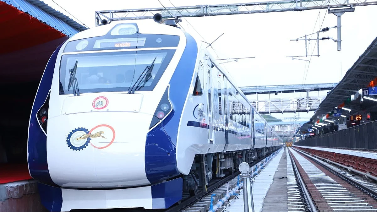 Vande Bharat Express (Photo Courtesy: Twitter/ @RailMinIndia
)