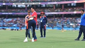 Kohli touching childhood coach's feet (Photo Courtesy: Twitter/ ANI)