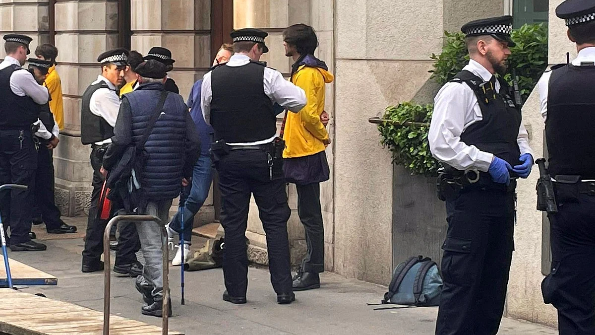 Anti-monarchy protesters held by the police. Photo courtesy: @NadiaWhittomeMP/ Twitter