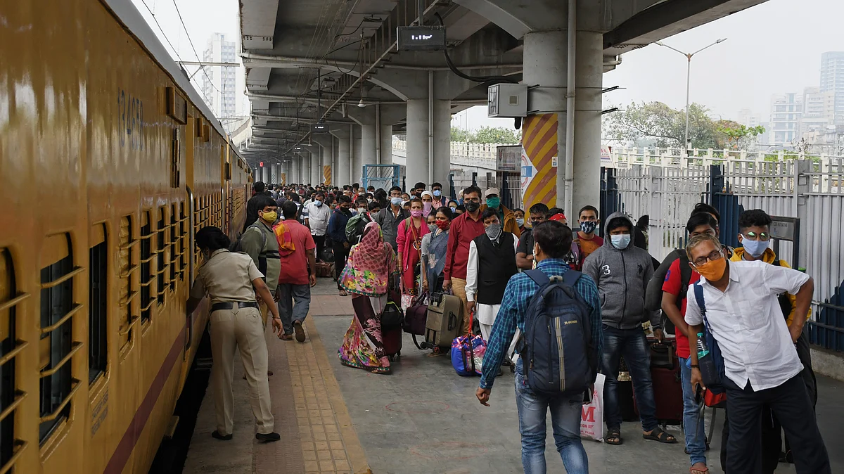 Passengers waiting at the railway platform for their train's arrival (photo: Getty Images)