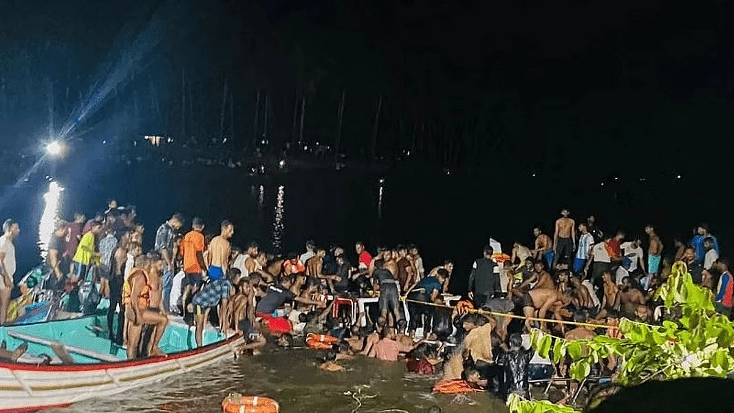 Tanur's capsized boat being hauled to the shore by a group of people (Photo Courtesy: Twitter/ @PRamdas_TNIE)