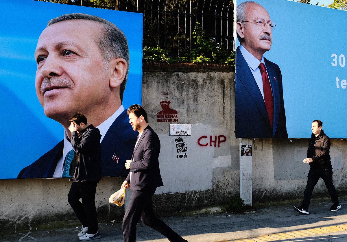 People in Istanbul, Turkey, walk past posters of President Recep Tayyip Erdogan and opposition leader Kemal Kilicdaroglu on 2 May 2023, passing by (Photo: Umit Turhan Coskun/NurPhoto via Getty Images)