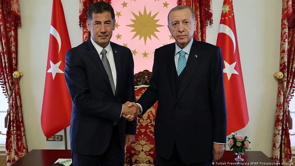 Sinan Ogan (left) with Recep Tayyip Erdogan (Photo: DW)