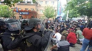 Kosovo: NATO-led troops injured as Serbs protest new mayors