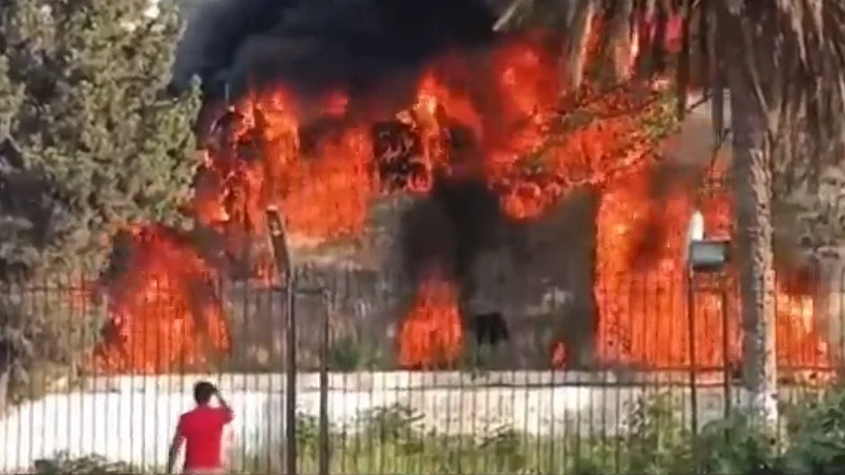Unconfirmed reports claimed that the Radio Pakistan building was set on fire by PTI supporters (Photo:Twitter/@Iyervval)