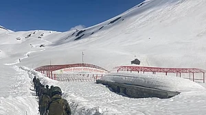 Army patrol on Amarnath Yatra route (Photo courtesy: Chinar Corps/ @Twitter)