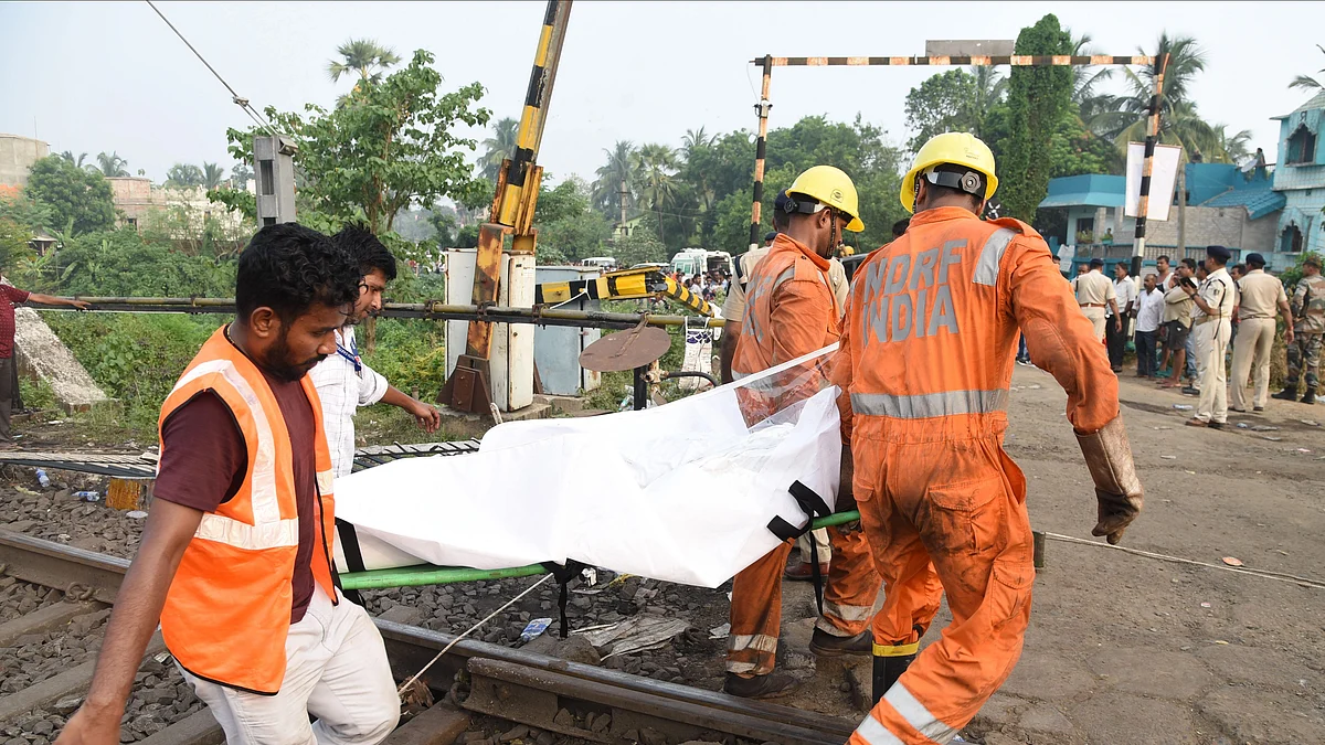 Rescue workers carry the body of a victim along the tracks at the accident site (photo: Getty Images)