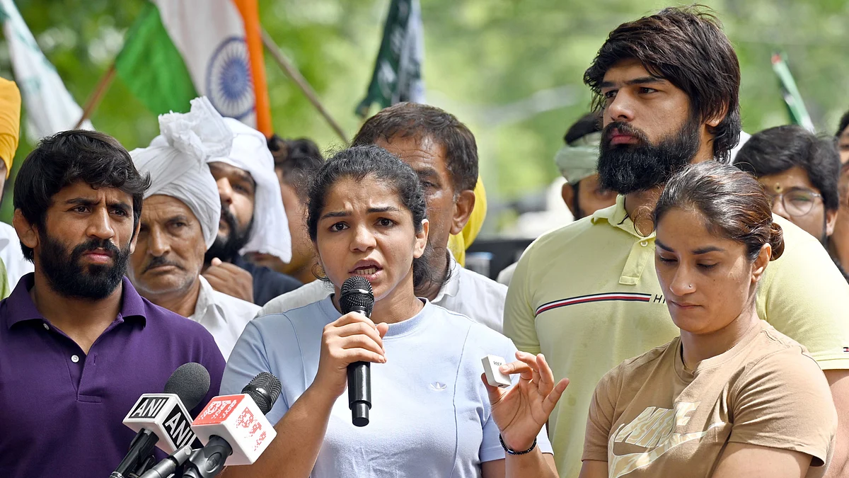 Wrestlers Vinesh Phogat, Sakshi Malik and Bajrang Punia speaking with the media (photo: Getty Images)