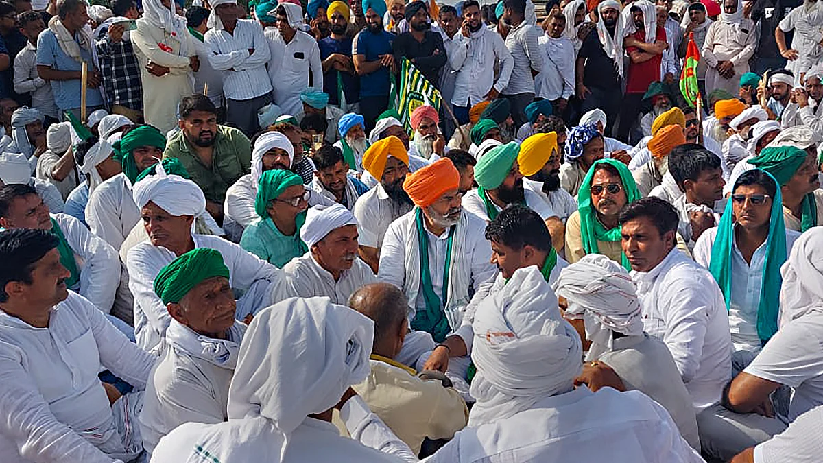Farmers protesting over the MSP for sunflower seeds at Pipli (Photo Courtesy: PTI)