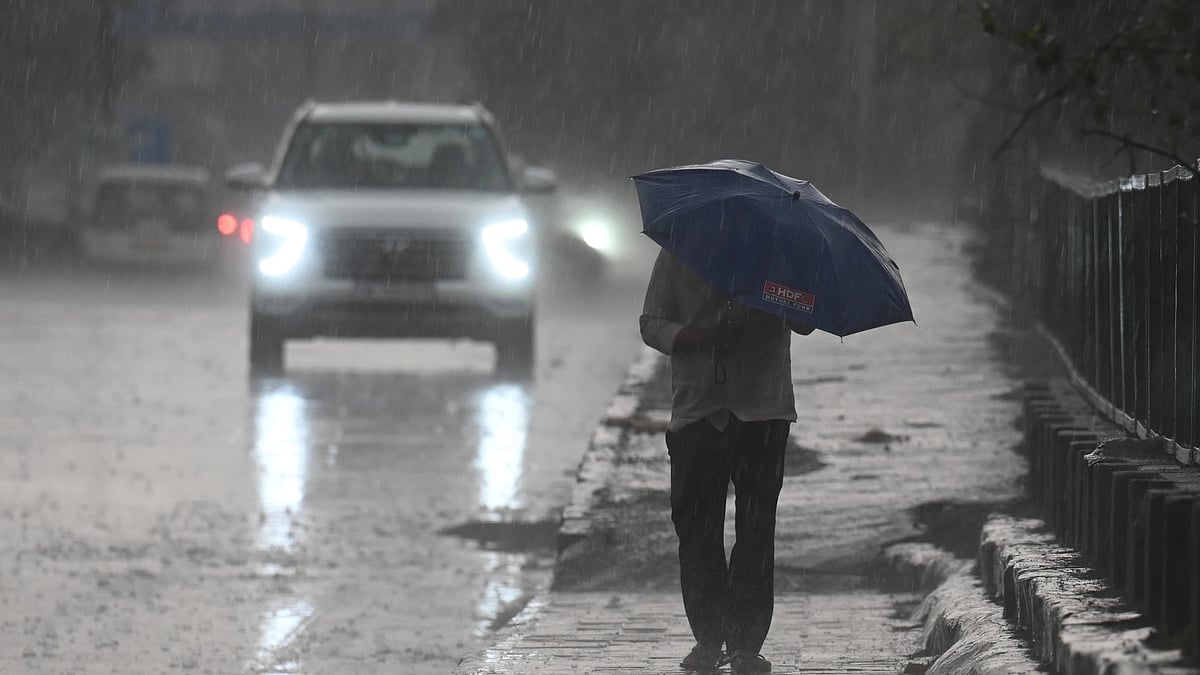 Commuters during heavy rainfall (photo: Getty Images)