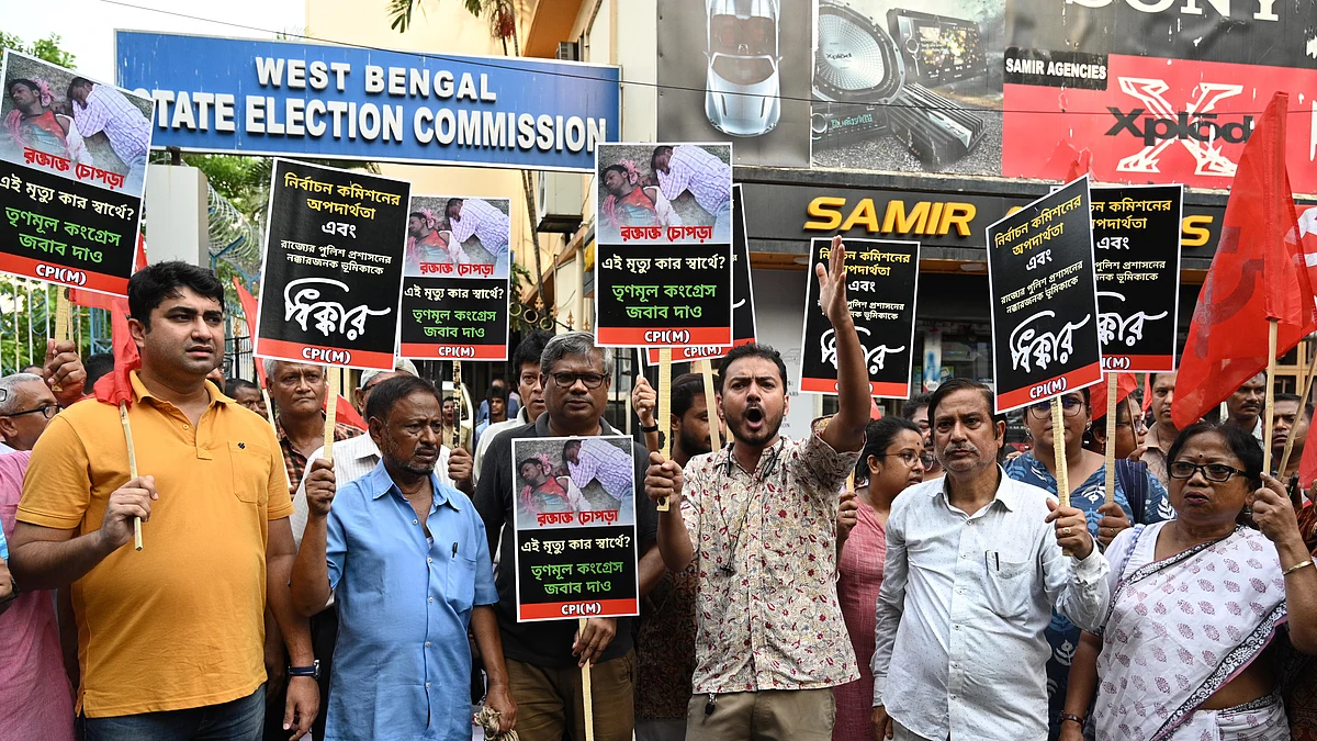 Opposition parties protest against violence in the panchayat polls outside West Bengal State Election Commission office in Kolkata. (photo: Getty Images)