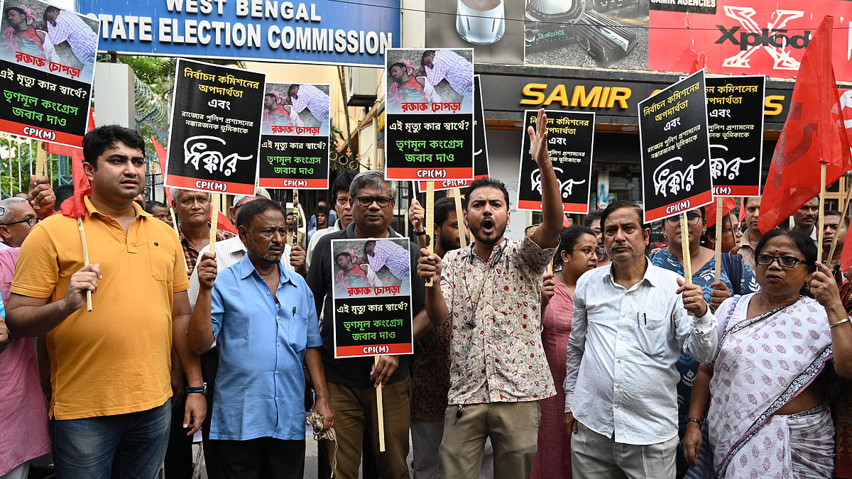 Opposition parties protest against violence in the panchayat polls outside West Bengal State Election Commission office on Thursday, June 15 in Kolkata. (photo: Getty Images)