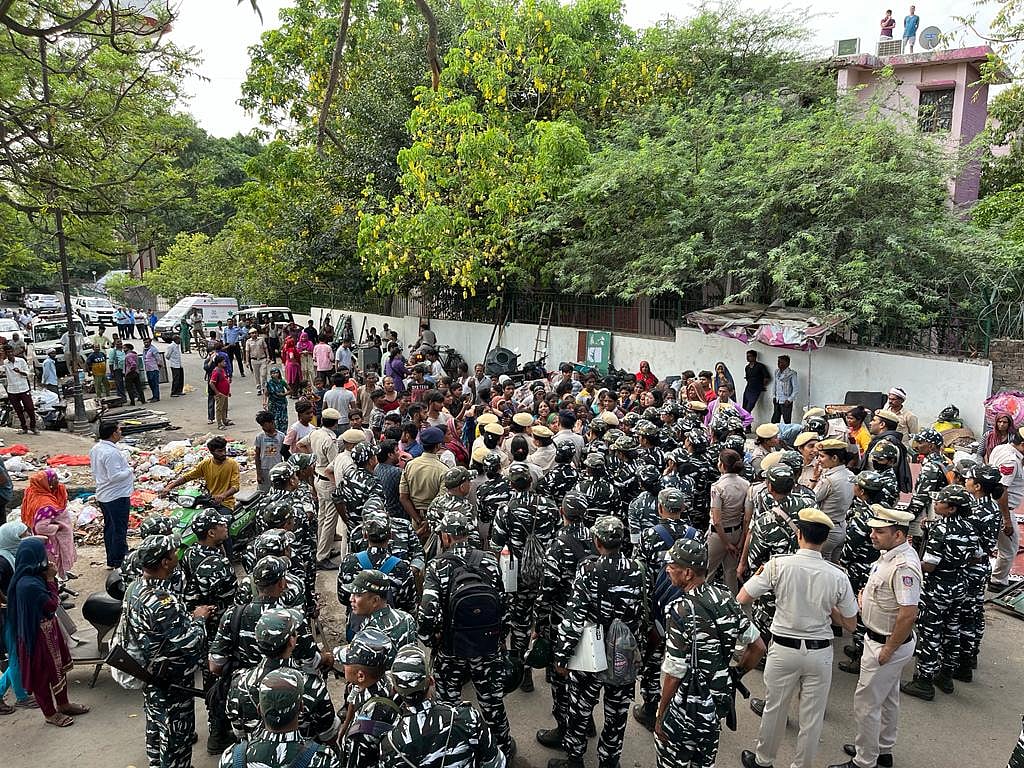 NDRF, CRPF and Delhi police personnel at the site (Photo courtesy: AICCTU)