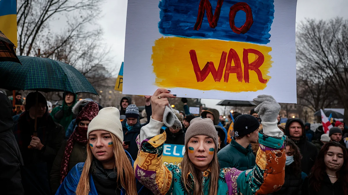 Anti-war demonstrators and Ukrainians living in the US protest against Russia's military operation in Ukraine in Lafayette Park on February 24 in Washington, DC.  (photo: Anna Moneymaker/Getty Images)