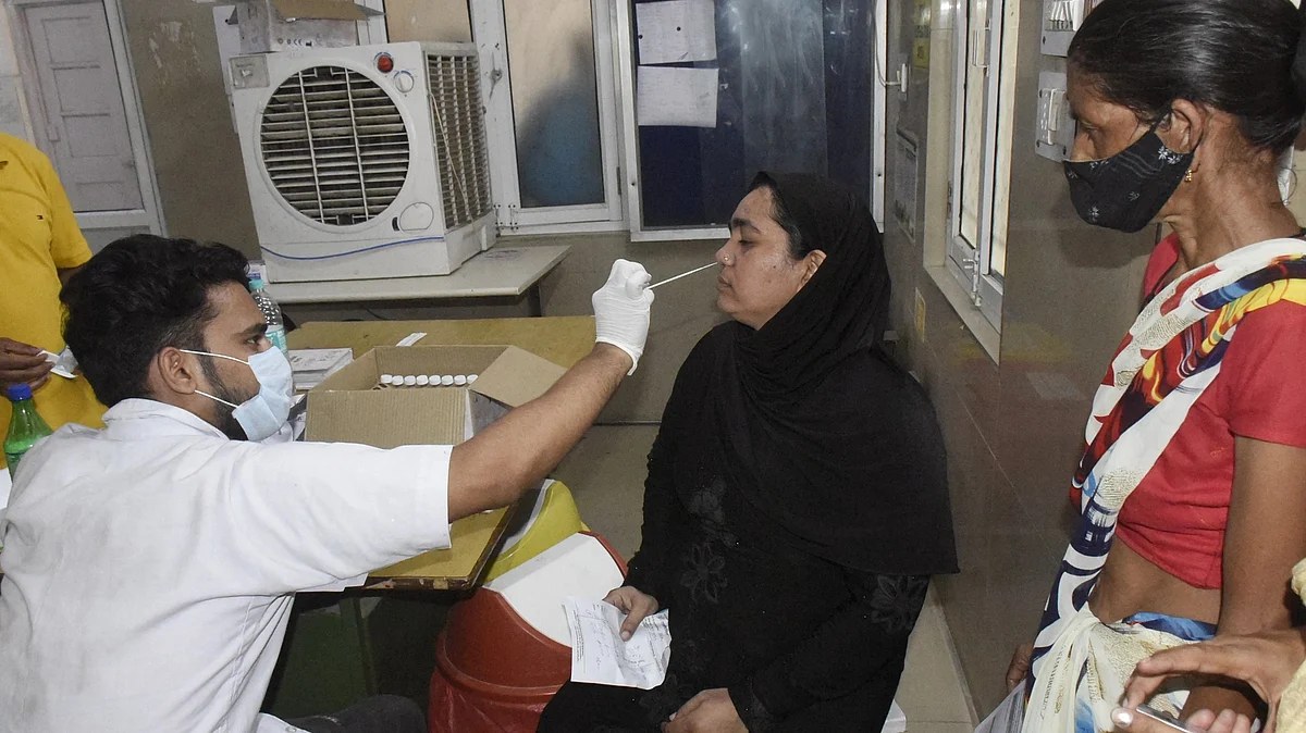 A health worker collects a swab sample (photo: Getty Images)