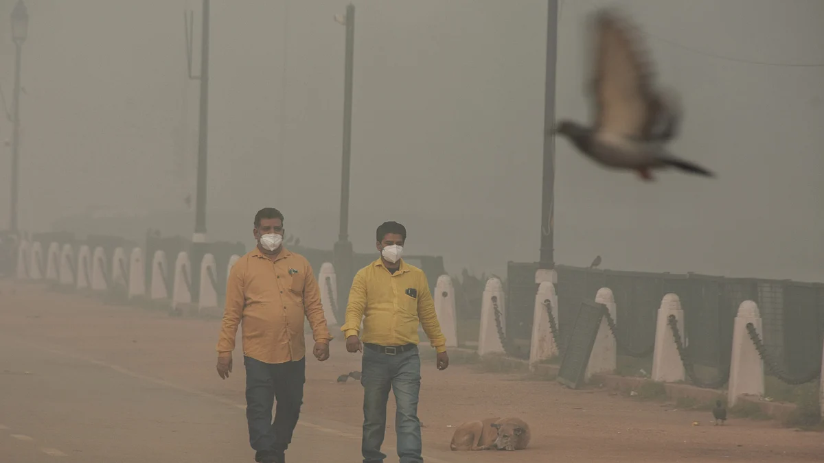 People walking close to Rashtrapati Bhavan amid heavy smog and haze (photo: Getty Images)