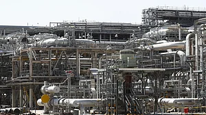 Saudi Arabia cuts oil output to boost prices