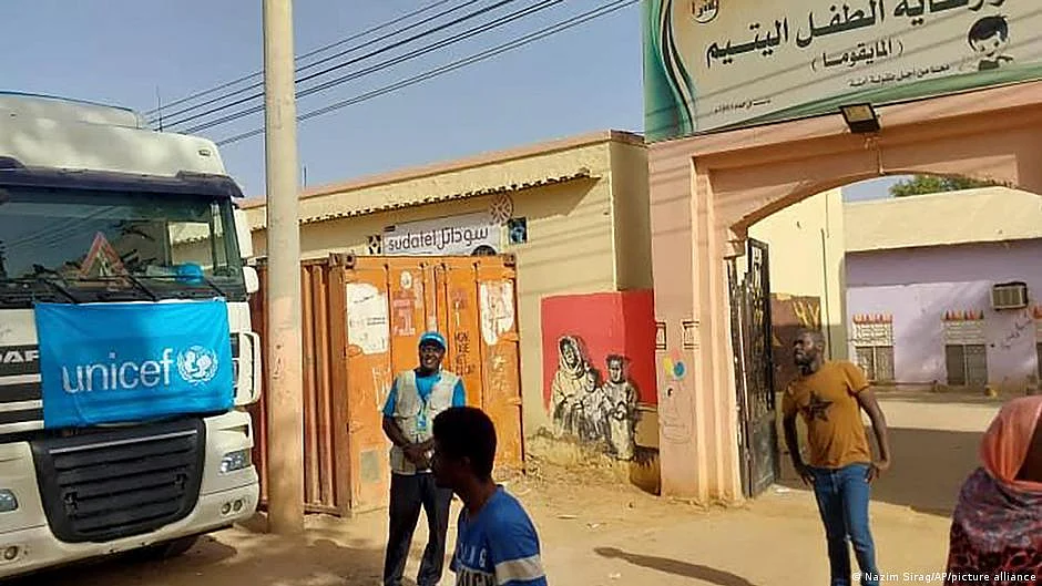 A UNICEF bus standing outside an orphanage in Sudan (photo: DW)