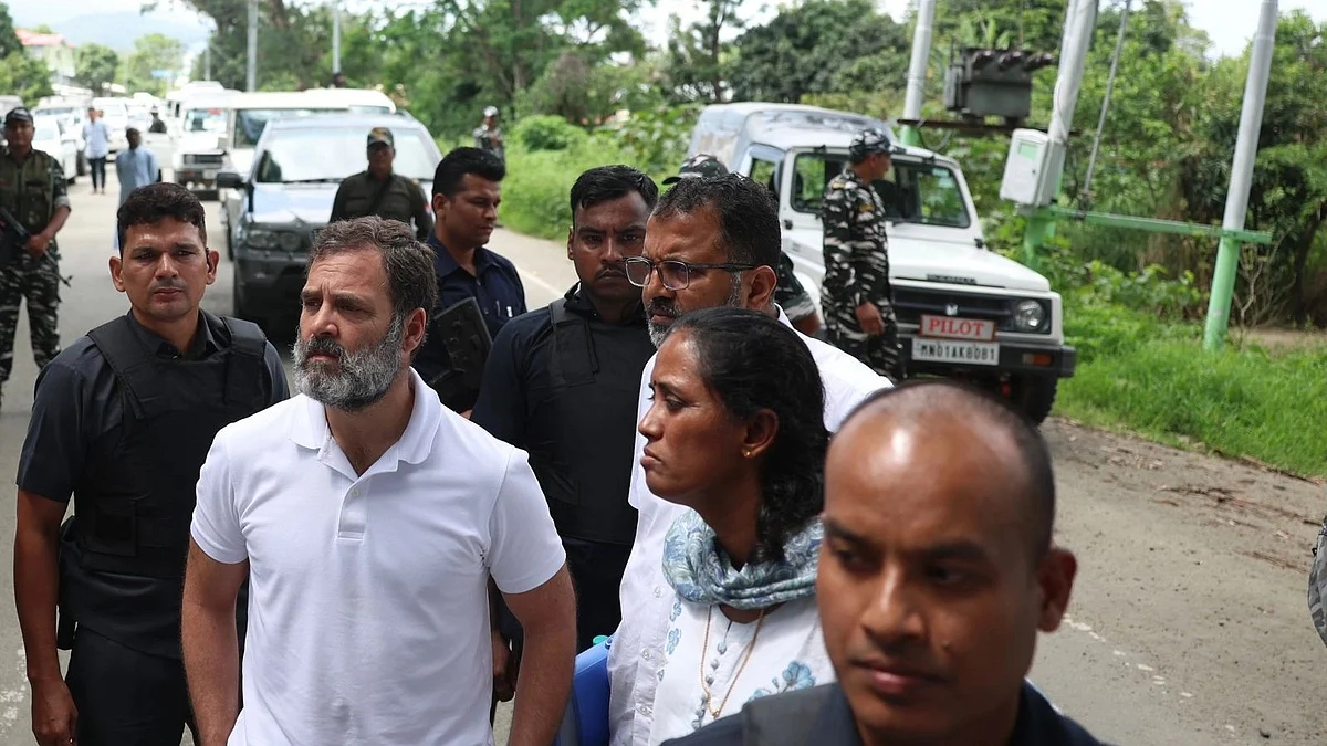 Rahul Gandhi's convoy stopped by police at Manipur’s Bishnupur, on Thursday, June 29. (photo: AICC)