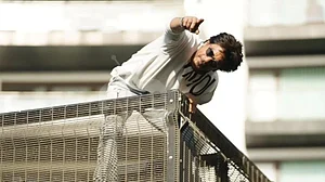 SRK does 'Pathaan' hook step on Mannat balcony to celebrate TV premiere