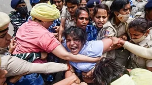 Sakshi Malik being manhandled by Delhi Police (photo: IANS)