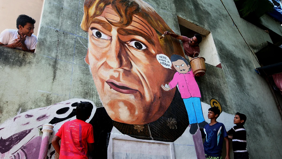 Indian artist Ranjit Dahiya paints a wall mural of actor Amrish Puri in Mumbai (photo: Getty Images)