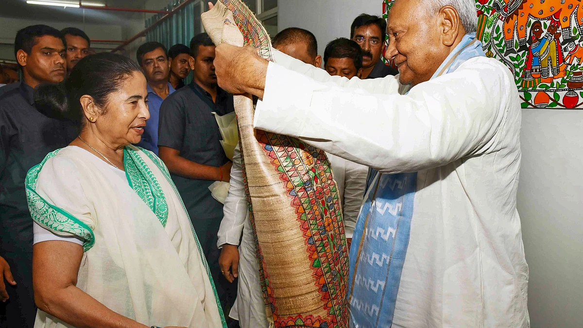 West Bengal CM Mamata Banerjee with Bihar CM Nitish Kumar (photo courtesy: PTI)