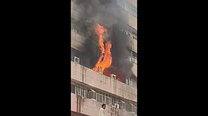 Fire in Satpuda Bhavan, Bhopal (photo courtesy @shaandelhite/Twitter)