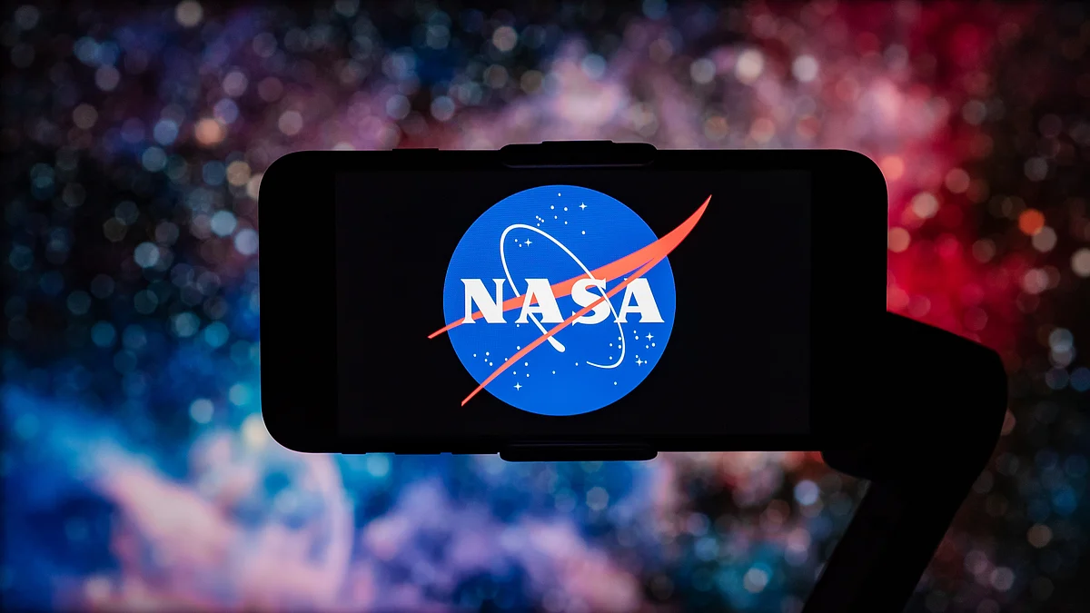 The logo of NASA is seen displayed on a mobile phone screen. (photo: Getty Images)