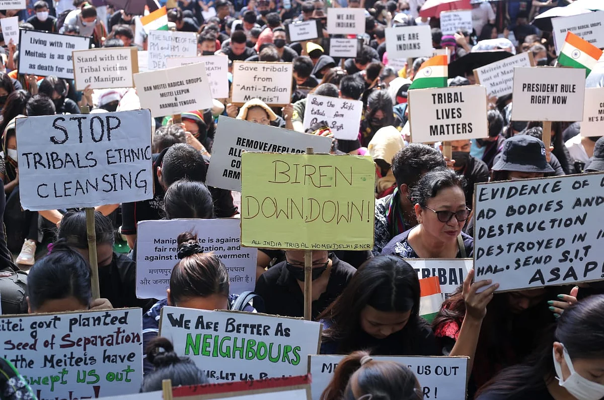 Members of Kuki tribes hold banners & Indian flags while protesting against the killing of tribals in their home state Manipur, in New Delhi (photo: Vipin/National Herald)